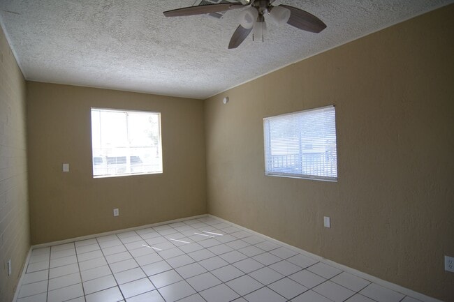Building Photo - Updated 3 Bedroom 1 Bath Home! Central Tucson Location!