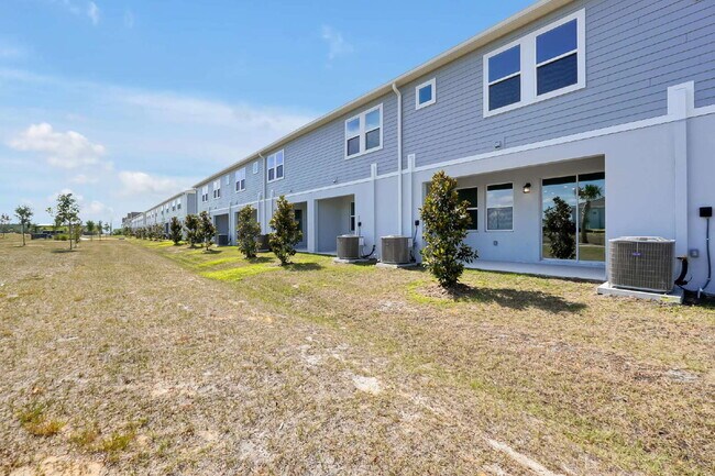 Building Photo - Beautiful New 3-Bedroom Townhome in Davenport — Includes Resort Pool, Modern Clubhouse & Family P...