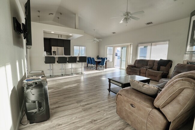 Building Photo - 16087 Bubbling Wells Rd