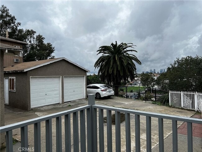 Building Photo - 609 Camulos St