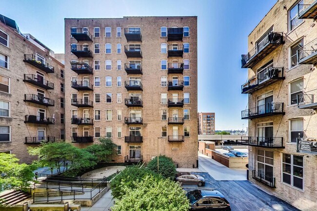 Building Photo - 420 S Clinton St