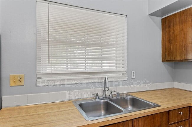 Building Photo - 3340 Featherston Dr