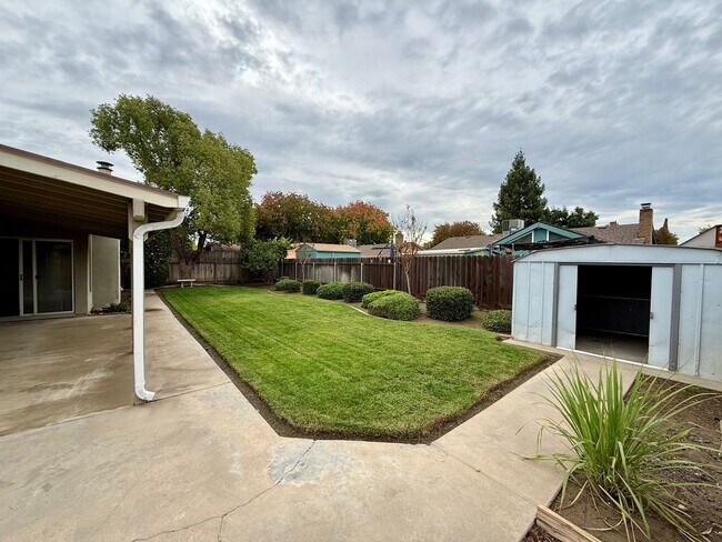 Building Photo - Single story home with vaulted ceilings!