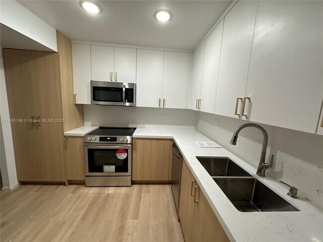 Primary Photo - 6039 Collins Ave