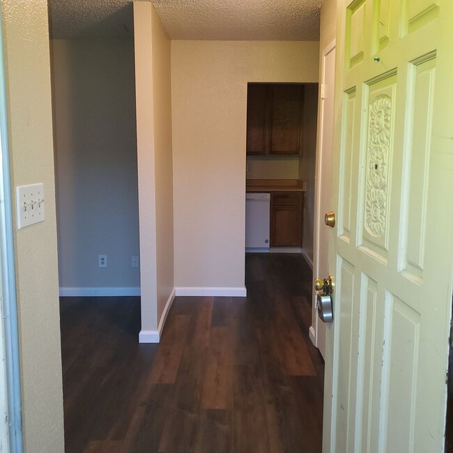 Building Photo - Modesto 2 Bedroom 2 Bath with Garage