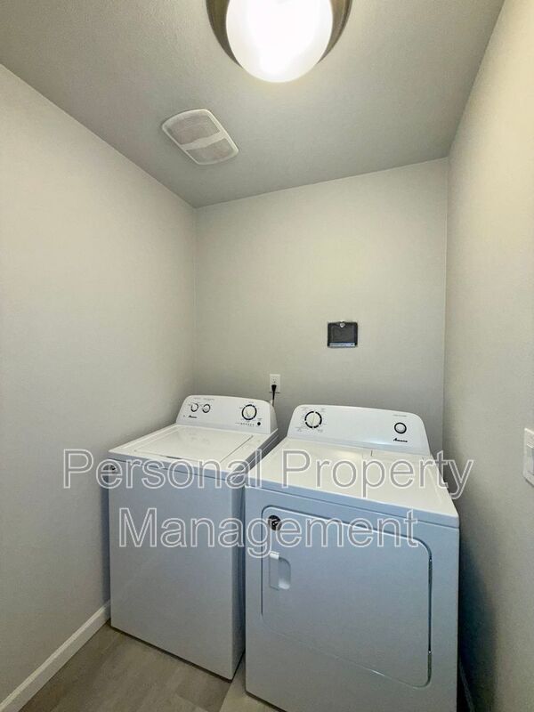 Building Photo - 5839 NE 56th Pl