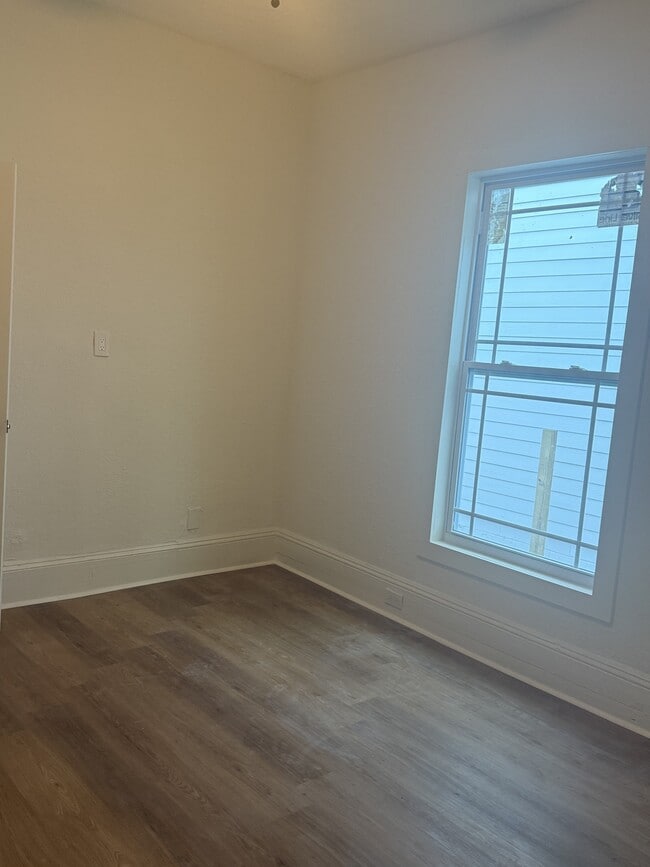 Building Photo - 1030 E 13th St