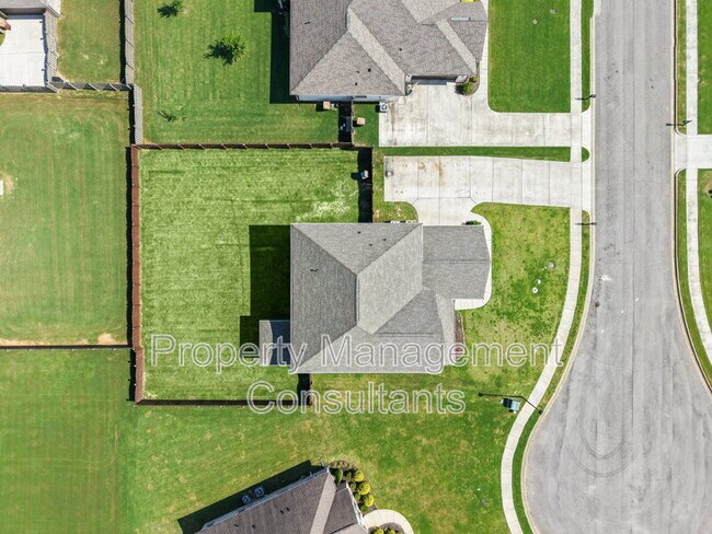 Building Photo - 14735 Commonwealth Dr