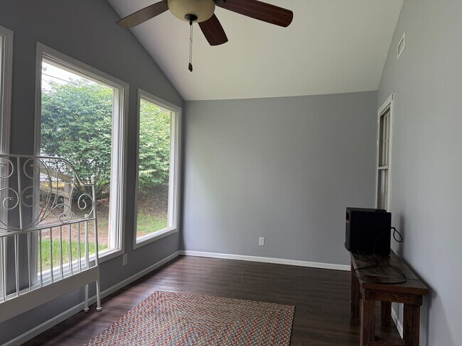 Building Photo - 501 N Dickson St