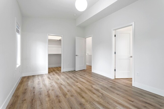 Building Photo - 4 bed/3.5 Bath Townhouse in Richmond Neighborhood, SE Portland