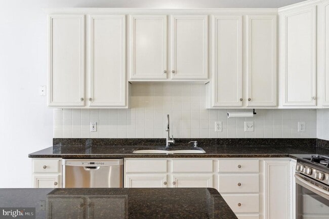 Building Photo - 21369 Sawyer Square