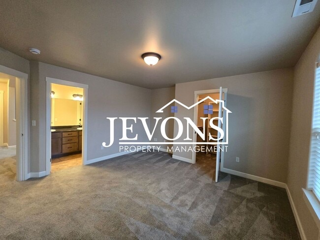 Building Photo - Charming 3 bedrooms homes with two-car garage, fully fenced backyard, minutes away from Yakima Va...