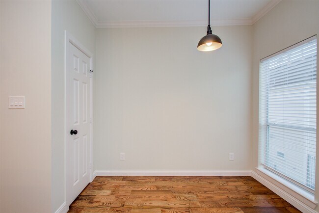 Building Photo - 1733 Tuam St