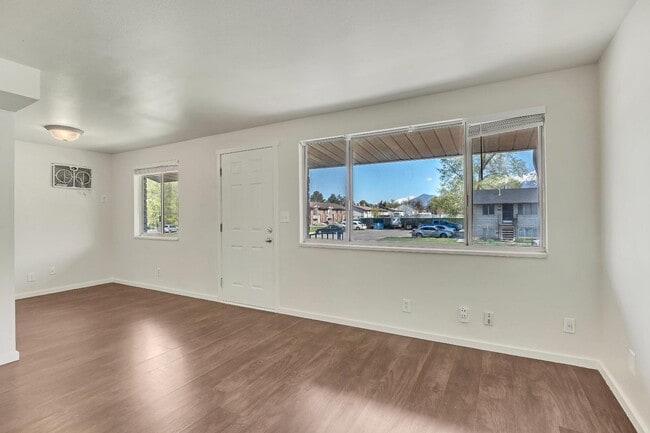 Building Photo - 817 W Heather Ln