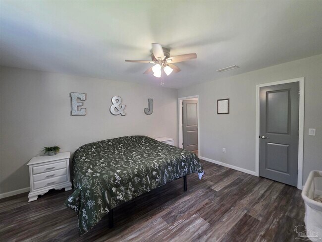 Building Photo - 5565 Riviera Dr