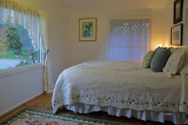 Building Photo - One Level House one mile from town close to hiking trails