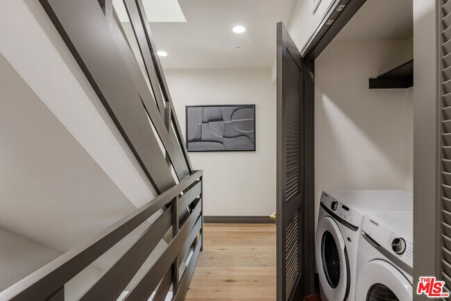 Building Photo - 118 Orlando Ave