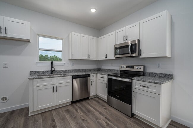 Building Photo - Your New Home Awaits in Hickory!