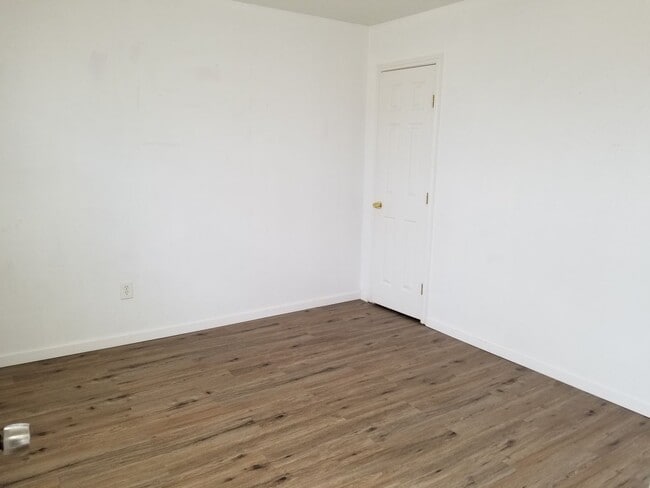 Building Photo - 3 bed, 1 bath home with CARPORT! Month to ...