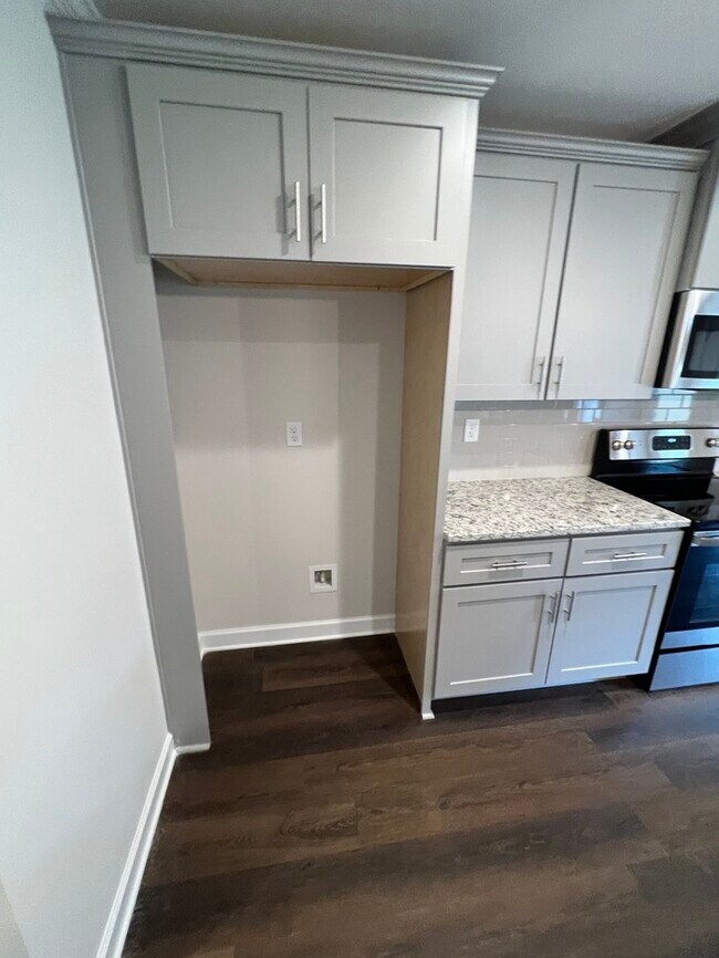 Building Photo - FIRST MONTH'S RENT FREE!
