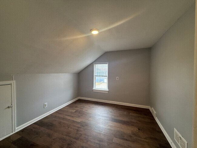 Building Photo - 407 N 12th St