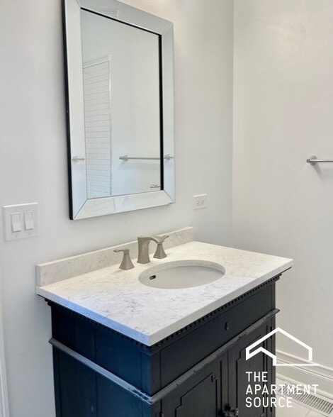 Building Photo - 1629 N Claremont Ave