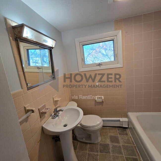 Building Photo - 560 W Main St