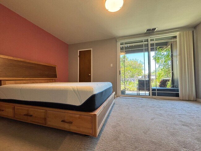 Building Photo - STUNNING NEWLY REMODELED CONDO WITH POOL &...