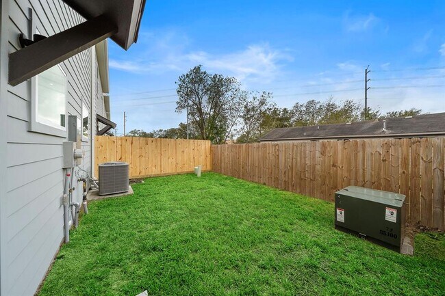 Building Photo - 8136 Esther Acres Ln
