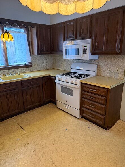 Building Photo - 75 Shoshone St