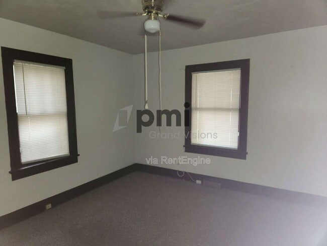 Building Photo - 2055 E Prairie Ave