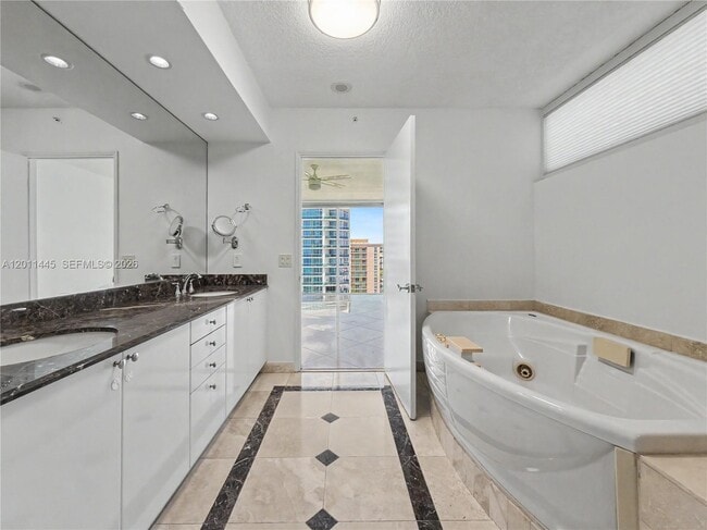 Building Photo - 17555 Collins Ave