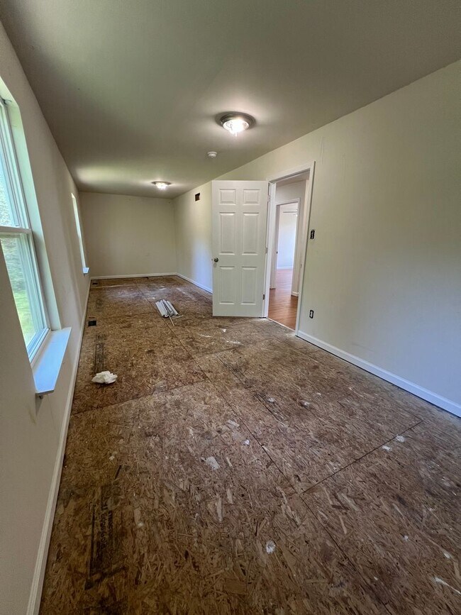 Building Photo - 3 bed, 2 bath, 2 car garage Home on 5 Acres