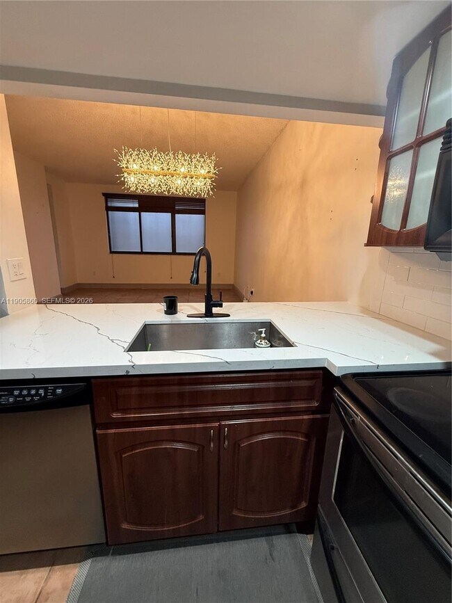 Building Photo - 540 Brickell Key Dr