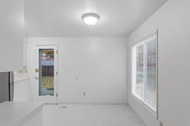 Building Photo - Freshly Updated 3-Bedroom Home with Fenced...