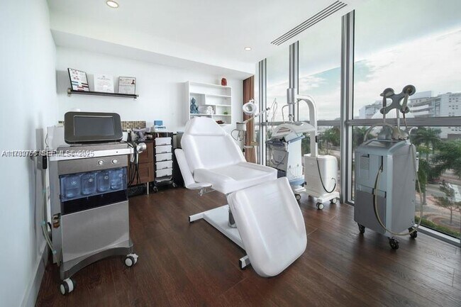 Building Photo - 1100 Biscayne Blvd