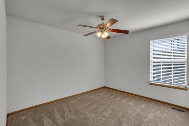 Building Photo - 601 Glenstone Dr