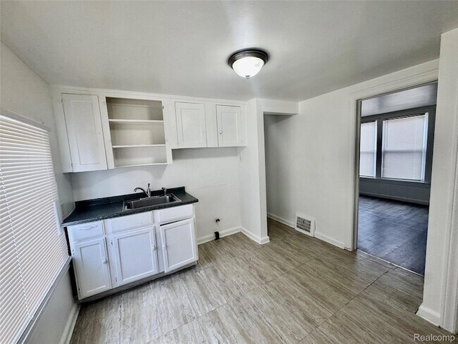 Building Photo - 15030 Rossini Dr