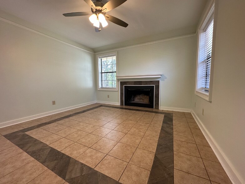 Building Photo - 507 E 7th St