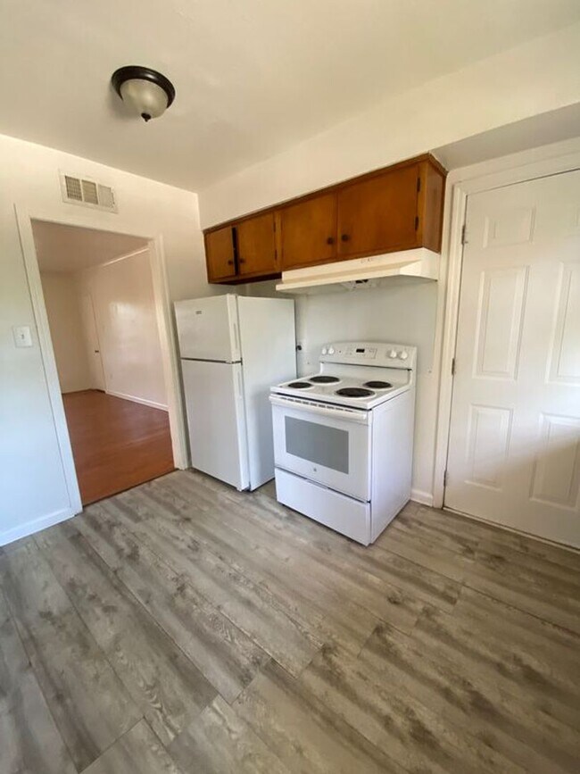 Building Photo - Located in Savannah, GA, this oversized 2-bedroom, 2-bathroom unit