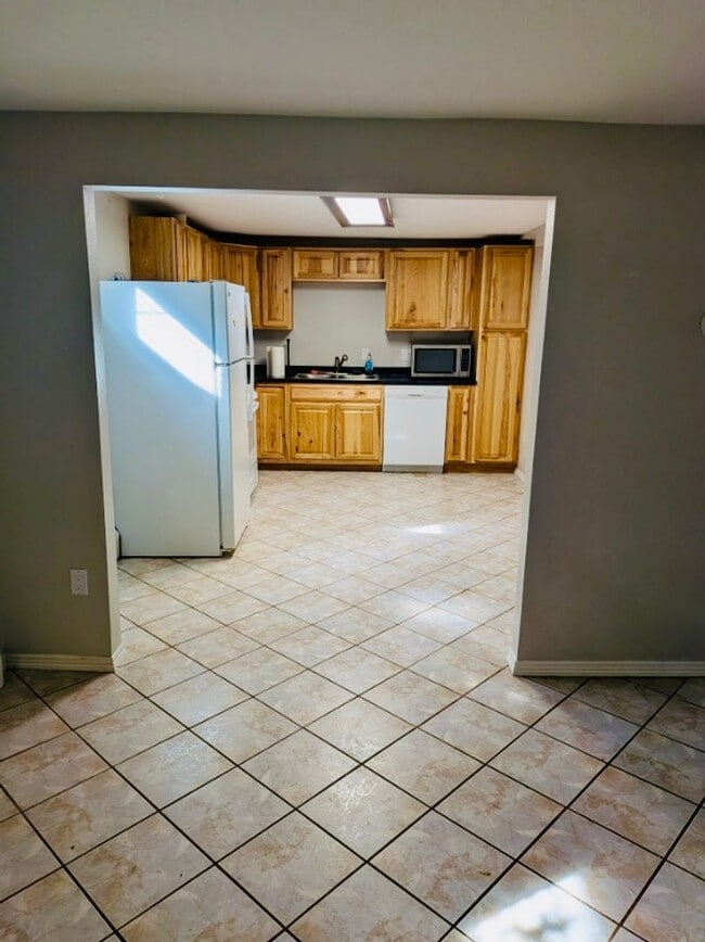 Building Photo - 3 Bedroom 1 Bathroom Apartment in Golden!