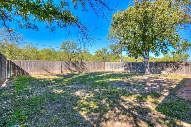 Building Photo - 1427 Gregory Dr