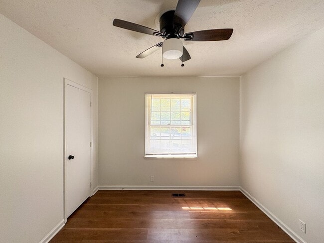 Building Photo - 3 Bed 2 Bath College Lakes Home with Fence...