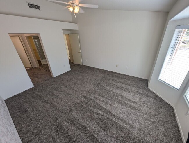 Building Photo - 10113 Cresent Creek Dr