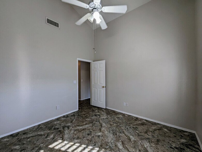 Building Photo - 1902 N Barkley, 14