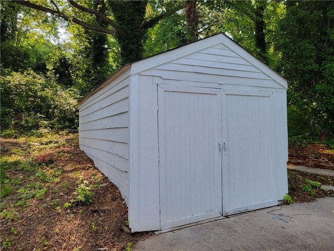 Building Photo - 3044 Sylvan Rd