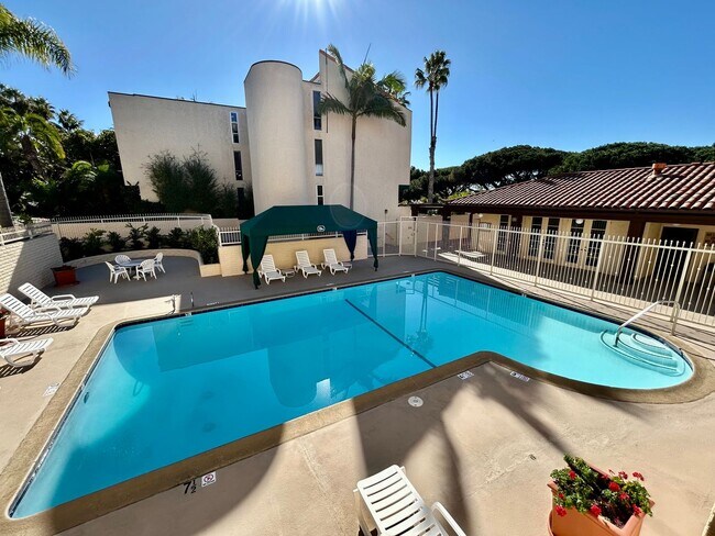 Building Photo - Prime 2 Bed, 2 Bath in La Jolla!