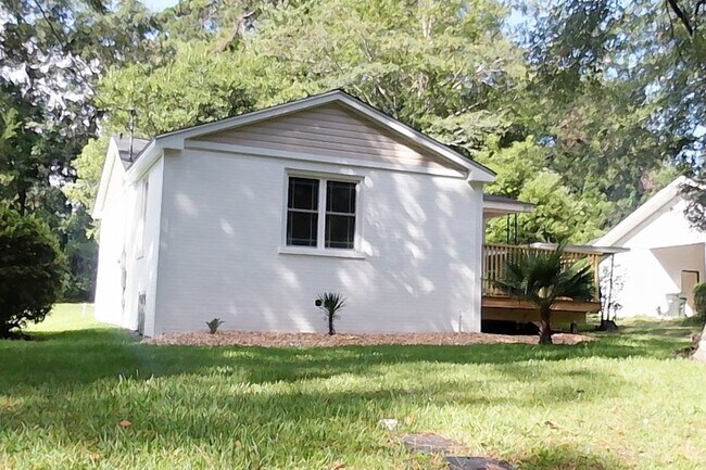 Building Photo - 813 N Spair St