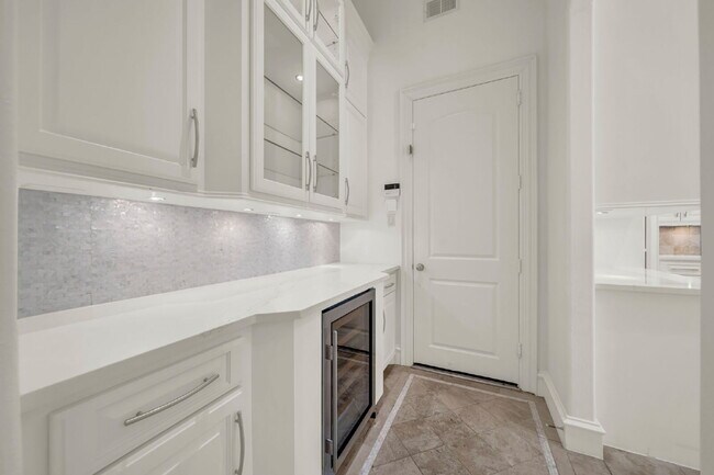 Building Photo - Exceptional 5-bedroom home (2 down) in des...