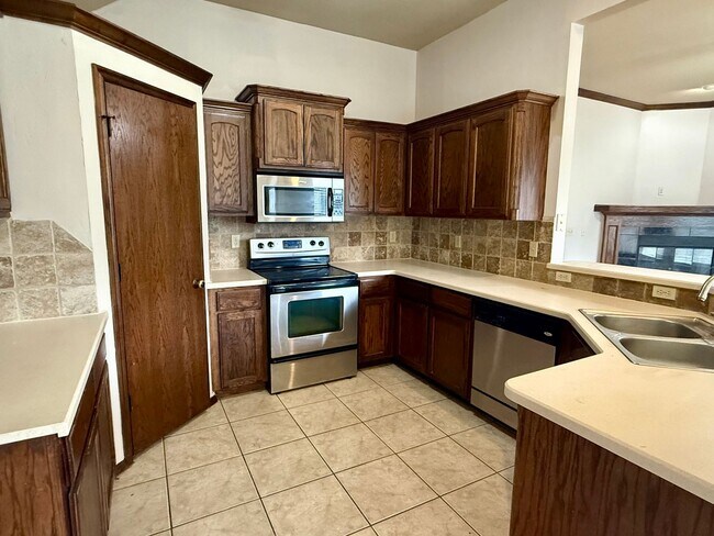 Building Photo - Beautiful 4 Bed 3 Bath Home with Great Loc...